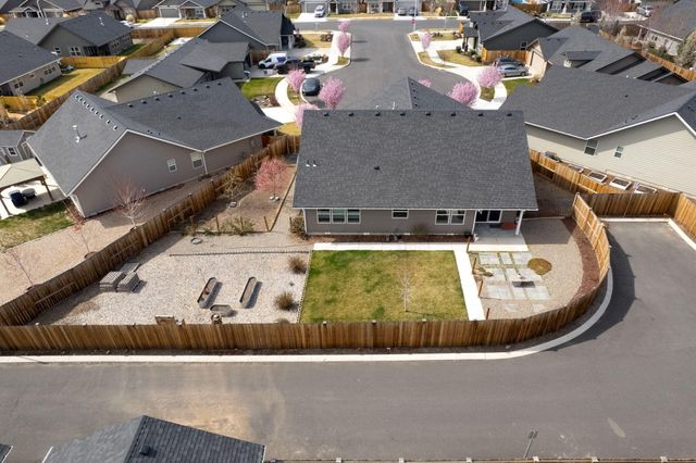 450 NE Oak Court, Redmond, OR 97756