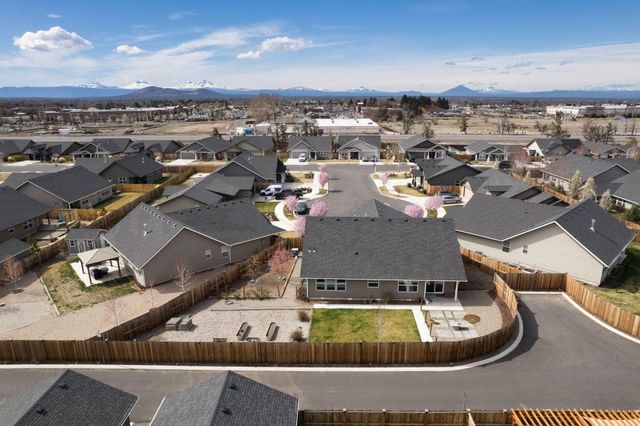 450 NE Oak Court, Redmond, OR 97756