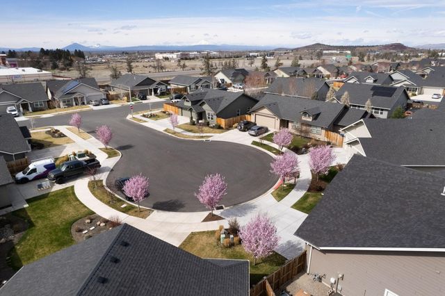 450 NE Oak Court, Redmond, OR 97756