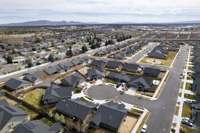 450 NE Oak Court, Redmond, OR 97756