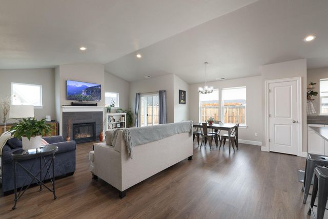 450 NE Oak Court, Redmond, OR 97756