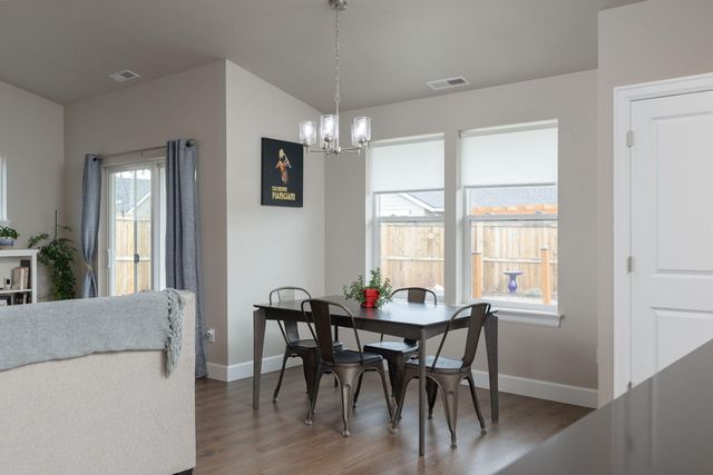 450 NE Oak Court, Redmond, OR 97756