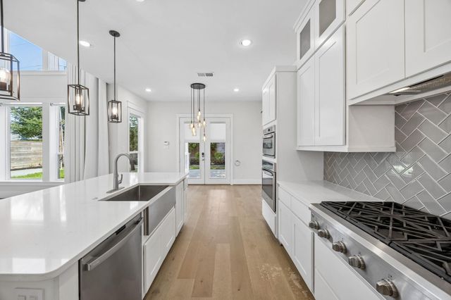 8558 Ridgepoint Drive, Houston, TX 77055