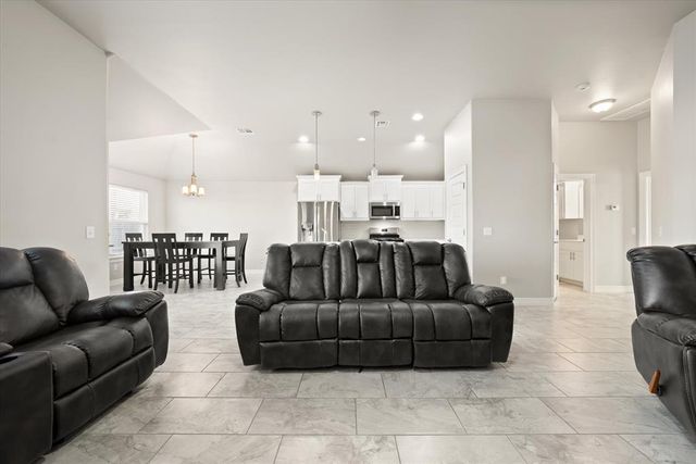 8800 Arman Drive, Yukon, OK 73099