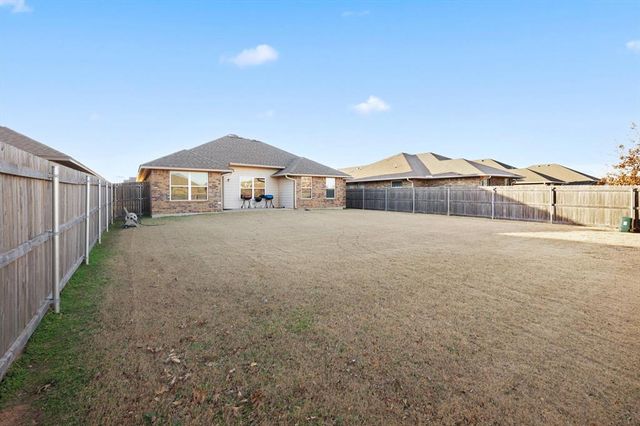 8800 Arman Drive, Yukon, OK 73099