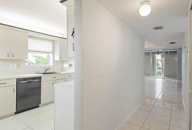 6850 10th Avenue N 406, Lake Worth, FL 33467
