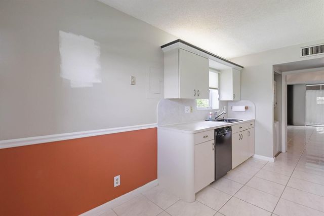 6850 10th Avenue N 406, Lake Worth, FL 33467