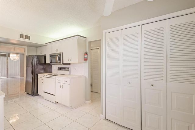 6850 10th Avenue N 406, Lake Worth, FL 33467