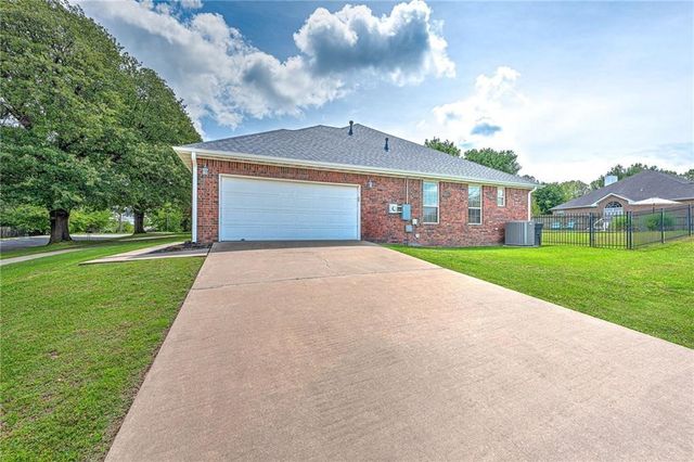2046 Pine Woods Road, Springdale, AR 72762