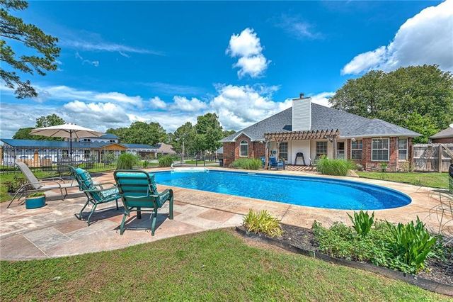 2046 Pine Woods Road, Springdale, AR 72762