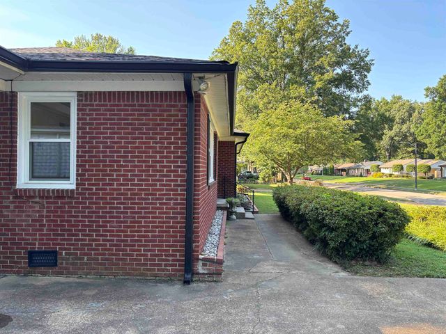 1086 PERKINS TER, Memphis, TN 38117