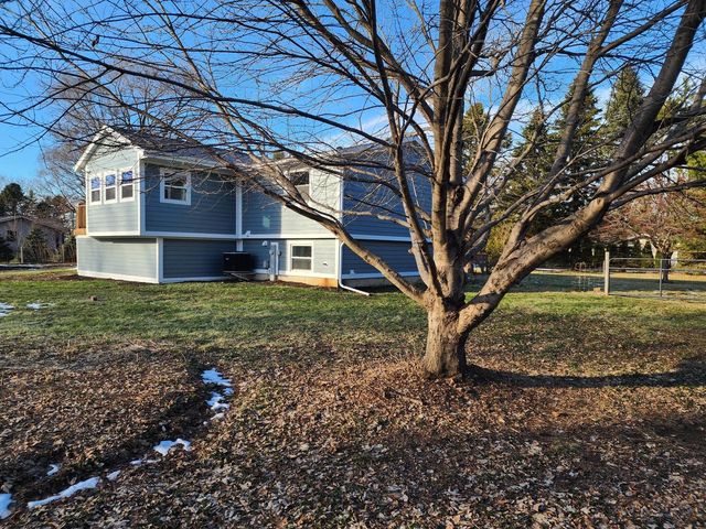 N9523 Sunset DRIVE, East Troy, WI 53120