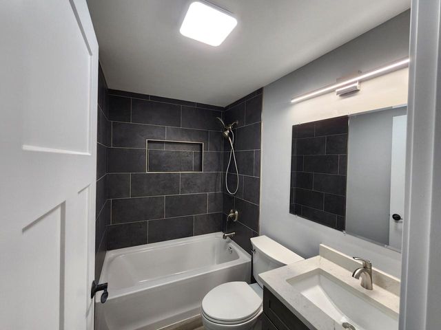 N9523 Sunset DRIVE, East Troy, WI 53120