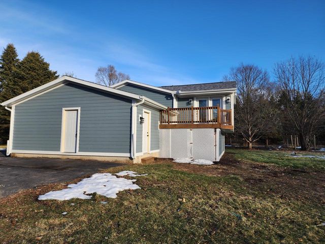 N9523 Sunset DRIVE, East Troy, WI 53120