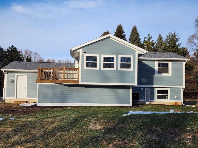 N9523 Sunset DRIVE, East Troy, WI 53120