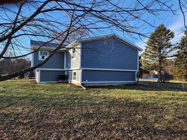 N9523 Sunset DRIVE, East Troy, WI 53120