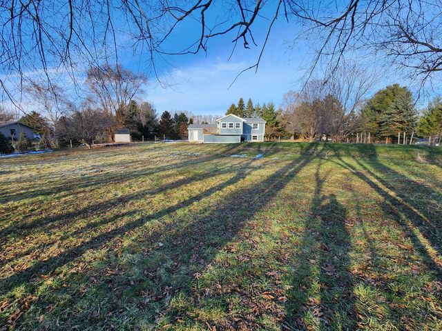 N9523 Sunset DRIVE, East Troy, WI 53120