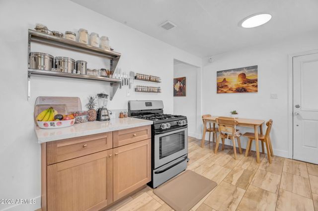 413 W CARON Street W, Phoenix, AZ 85021