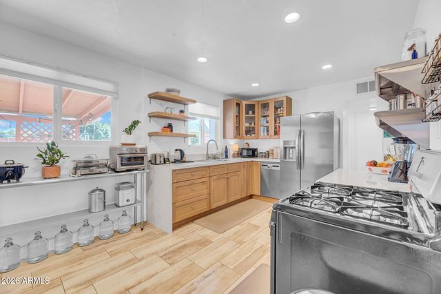 413 W CARON Street W, Phoenix, AZ 85021