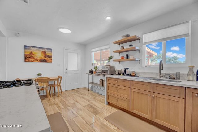413 W CARON Street W, Phoenix, AZ 85021