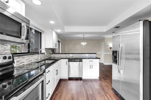 32 Wimbledon Lake Dr 221, Plantation, FL 33324