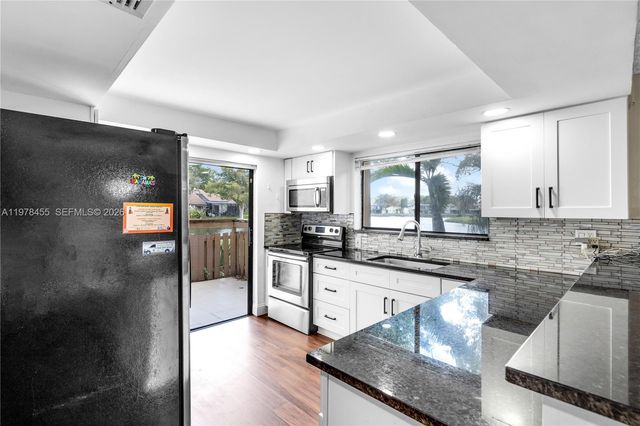 32 Wimbledon Lake Dr 221, Plantation, FL 33324