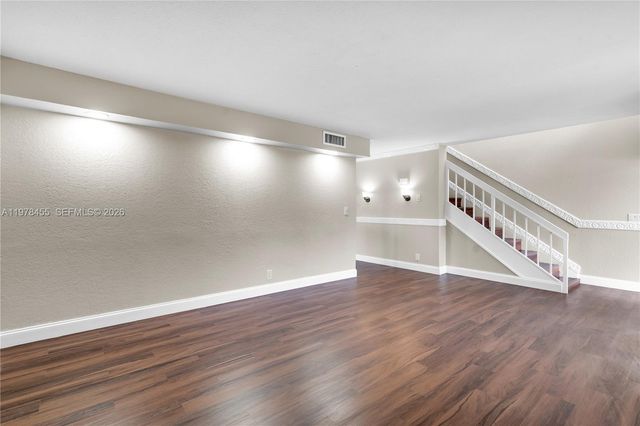 32 Wimbledon Lake Dr 221, Plantation, FL 33324