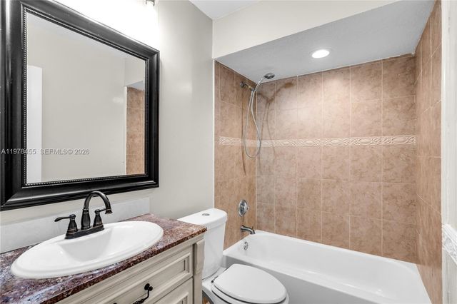 32 Wimbledon Lake Dr 221, Plantation, FL 33324