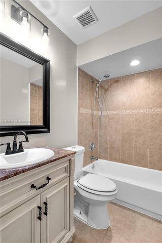 32 Wimbledon Lake Dr 221, Plantation, FL 33324