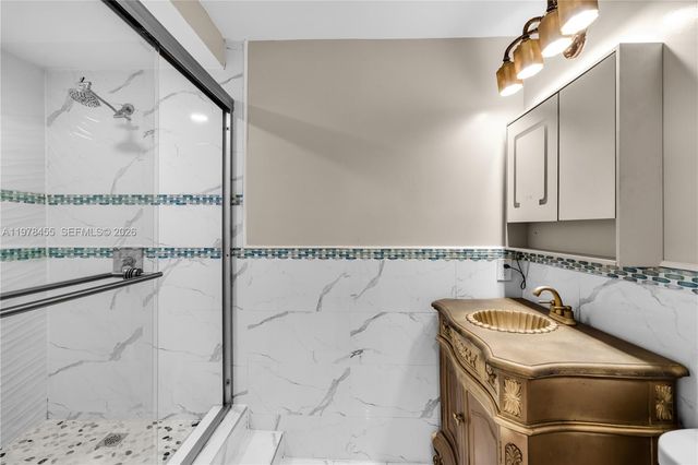 32 Wimbledon Lake Dr 221, Plantation, FL 33324