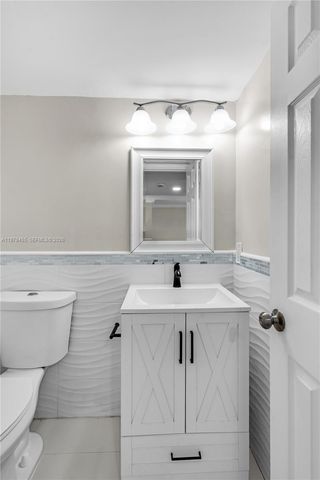 32 Wimbledon Lake Dr 221, Plantation, FL 33324