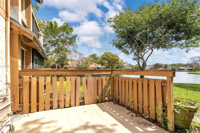 32 Wimbledon Lake Dr 221, Plantation, FL 33324