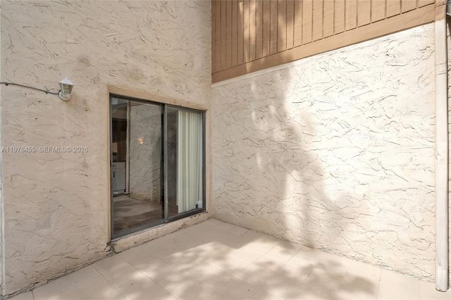 32 Wimbledon Lake Dr 221, Plantation, FL 33324