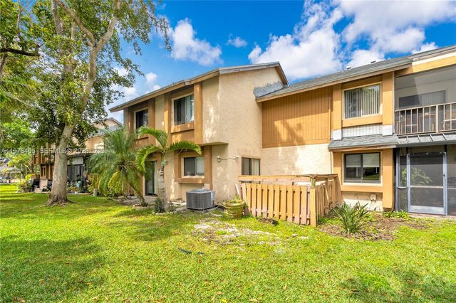 32 Wimbledon Lake Dr 221, Plantation, FL 33324