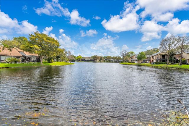 32 Wimbledon Lake Dr 221, Plantation, FL 33324