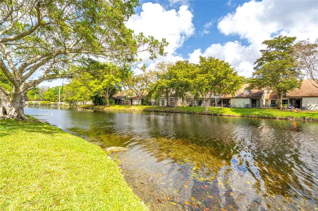 32 Wimbledon Lake Dr 221, Plantation, FL 33324