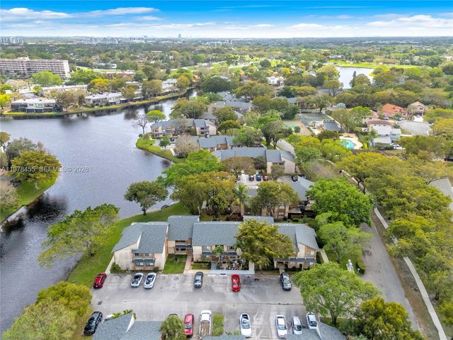 32 Wimbledon Lake Dr 221, Plantation, FL 33324