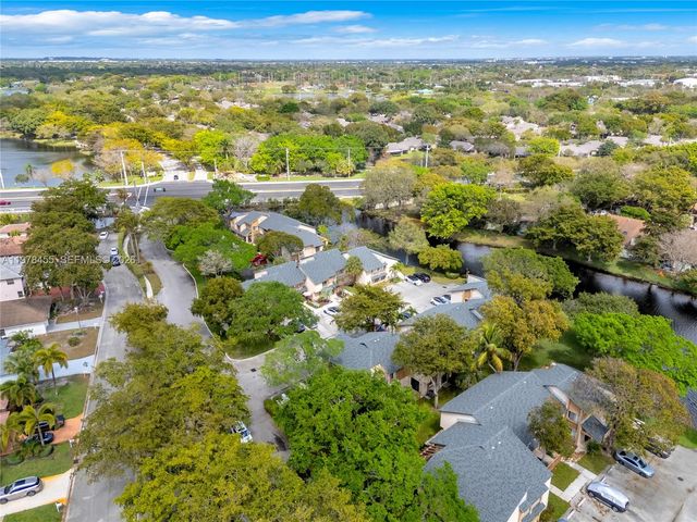 32 Wimbledon Lake Dr 221, Plantation, FL 33324