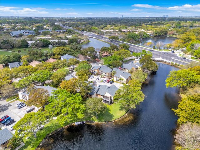 32 Wimbledon Lake Dr 221, Plantation, FL 33324