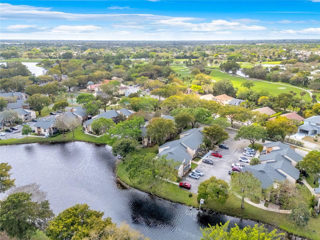 32 Wimbledon Lake Dr 221, Plantation, FL 33324