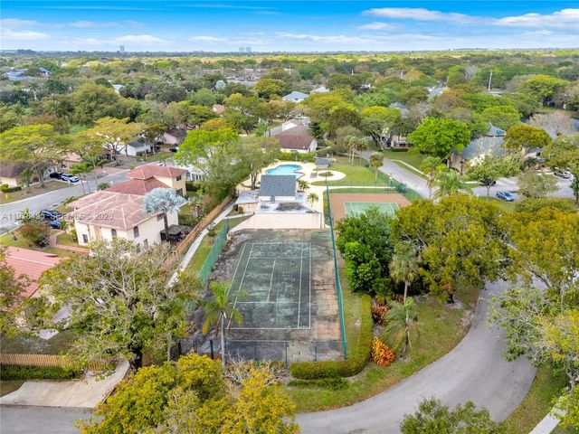 32 Wimbledon Lake Dr 221, Plantation, FL 33324