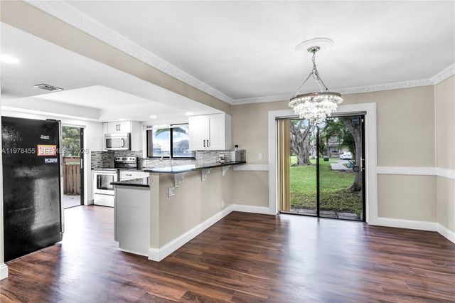 32 Wimbledon Lake Dr 221, Plantation, FL 33324