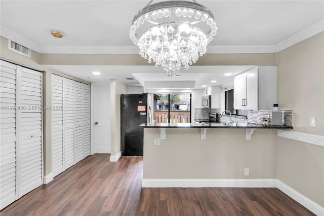 32 Wimbledon Lake Dr 221, Plantation, FL 33324