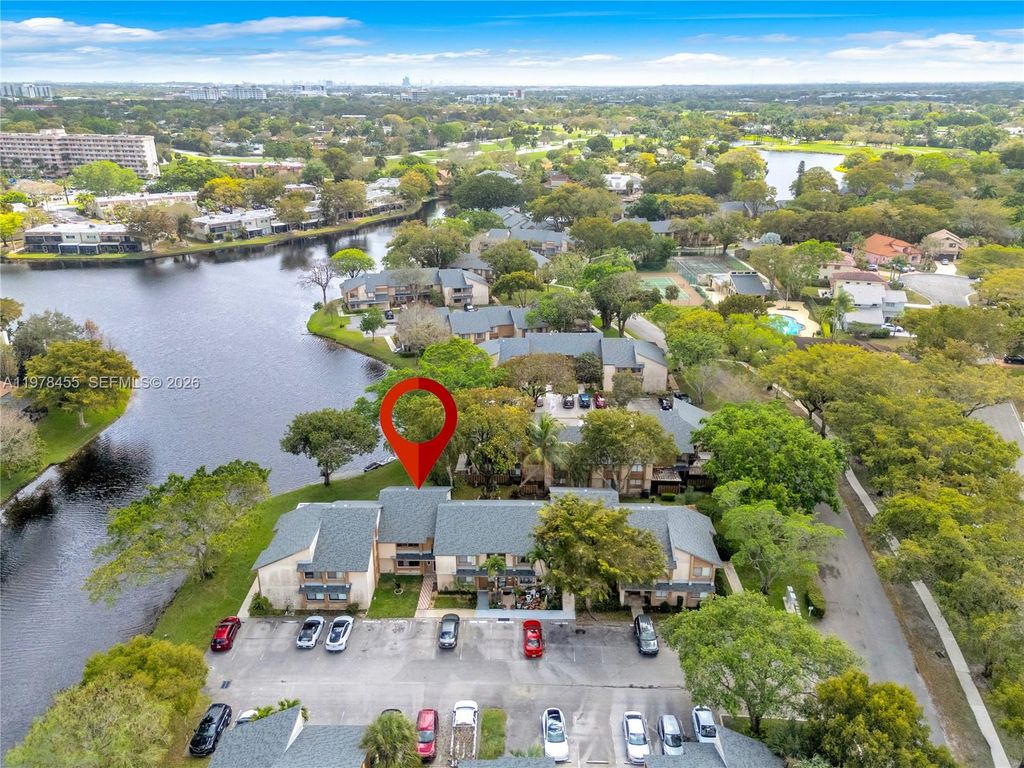 32 Wimbledon Lake Dr 221, Plantation, FL 33324