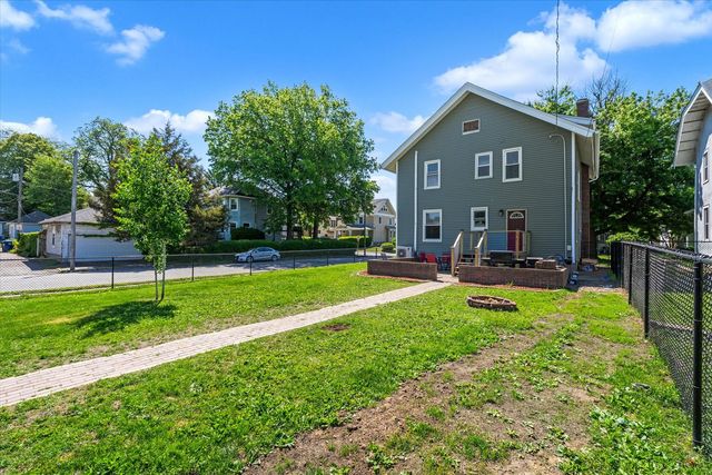 416 E Rusholme Street, Davenport, IA 52803
