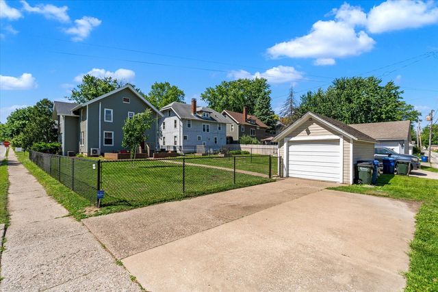416 E Rusholme Street, Davenport, IA 52803