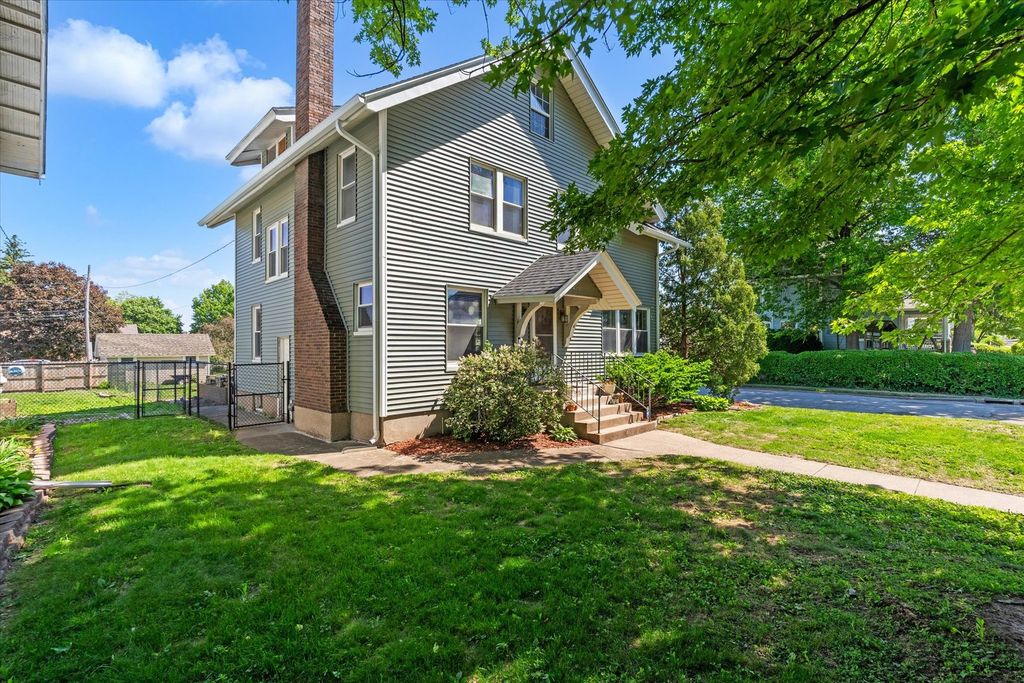 416 E Rusholme Street, Davenport, IA 52803