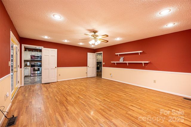 3250 15th Street NE, Hickory, NC 28601