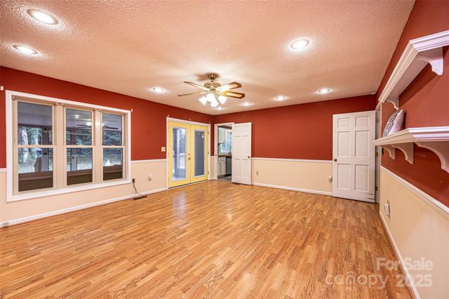 3250 15th Street NE, Hickory, NC 28601