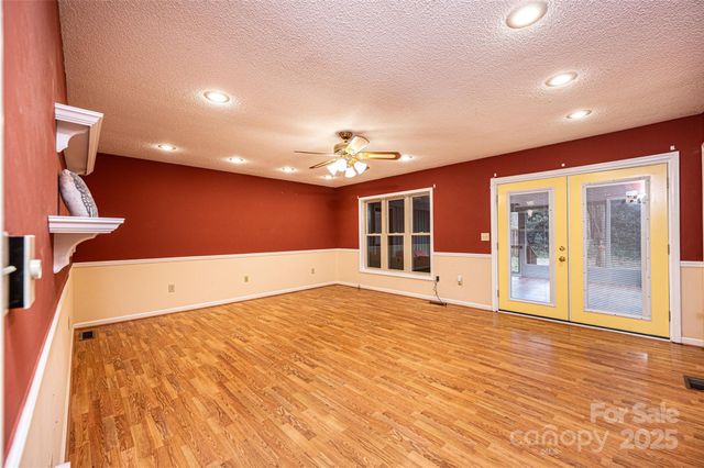 3250 15th Street NE, Hickory, NC 28601